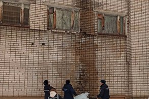 Глыба льда упала со здания школы № 42 на 14-летнего мальчика в Кирове