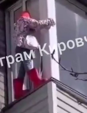 В Кирове спасли девочку, которая вылезла на карниз балкона